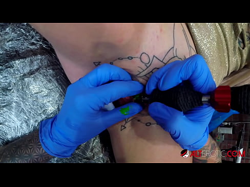 ❤️ Estremamente tatuato hottie Sully Savage ottenuto un tatuaggio sul suo clitoride ❤ Solo pornoal it.bladesoul.top ❌️❤